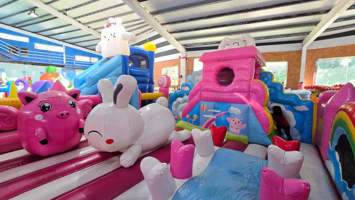 大新店游泳池假日期間限定 2026萌兔冬季氣墊樂園 氣墊.溫泉魚.泡湯.三溫暖,150元一票暢玩不限時