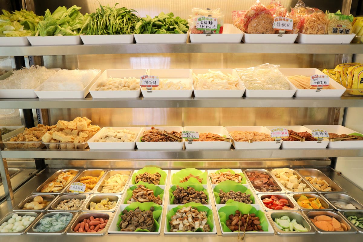 台北麻辣燙推薦! 小谷姐姐 麻辣拌・麻辣燙・鐵板香鍋 自由選菜.白飯免費續 小資族的最愛!