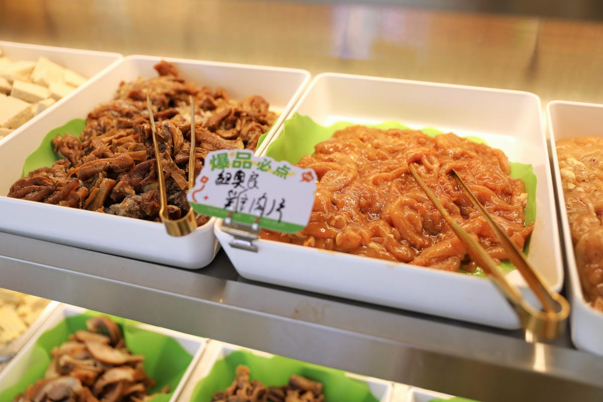 台北麻辣燙推薦! 小谷姐姐 麻辣拌・麻辣燙・鐵板香鍋 自由選菜.白飯免費續 小資族的最愛!