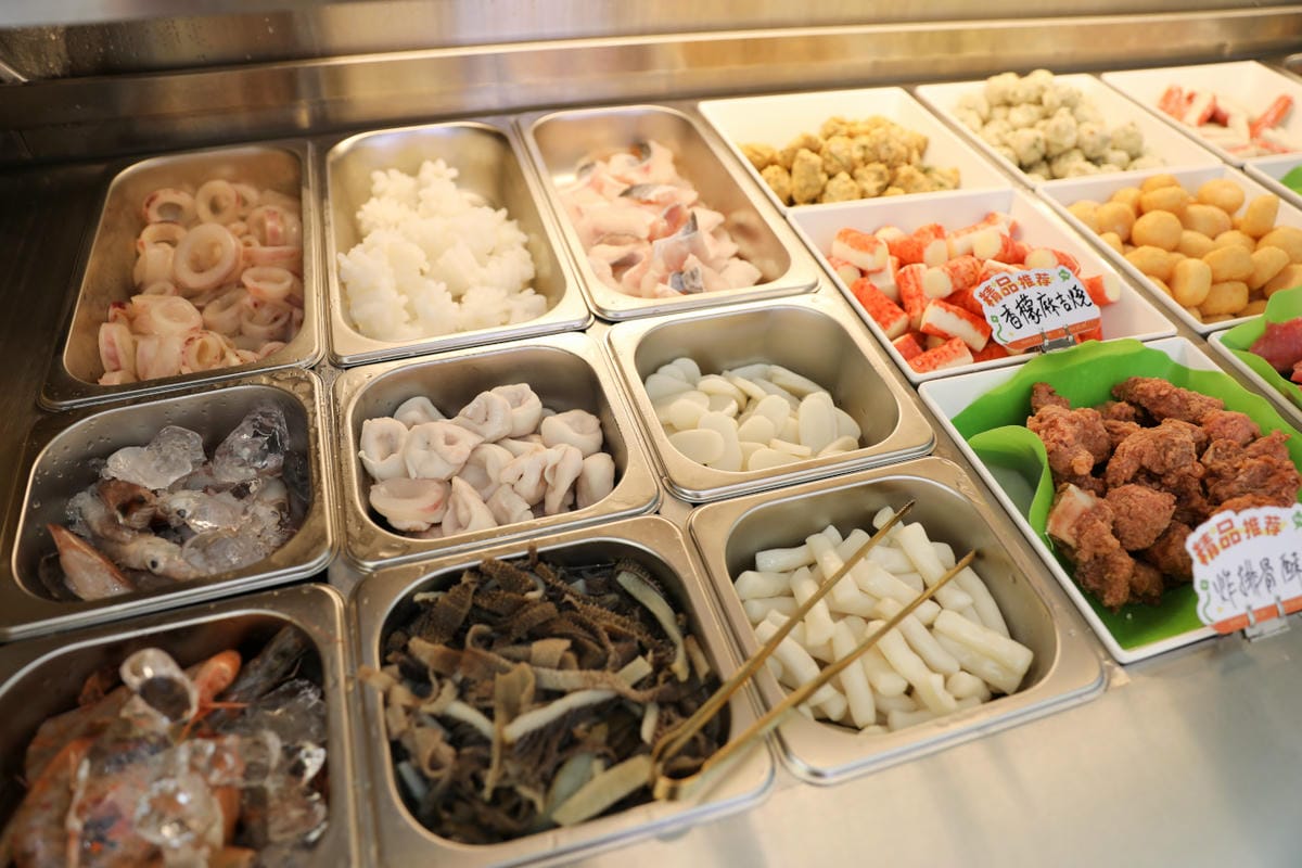 台北麻辣燙推薦! 小谷姐姐 麻辣拌・麻辣燙・鐵板香鍋 自由選菜.白飯免費續 小資族的最愛!