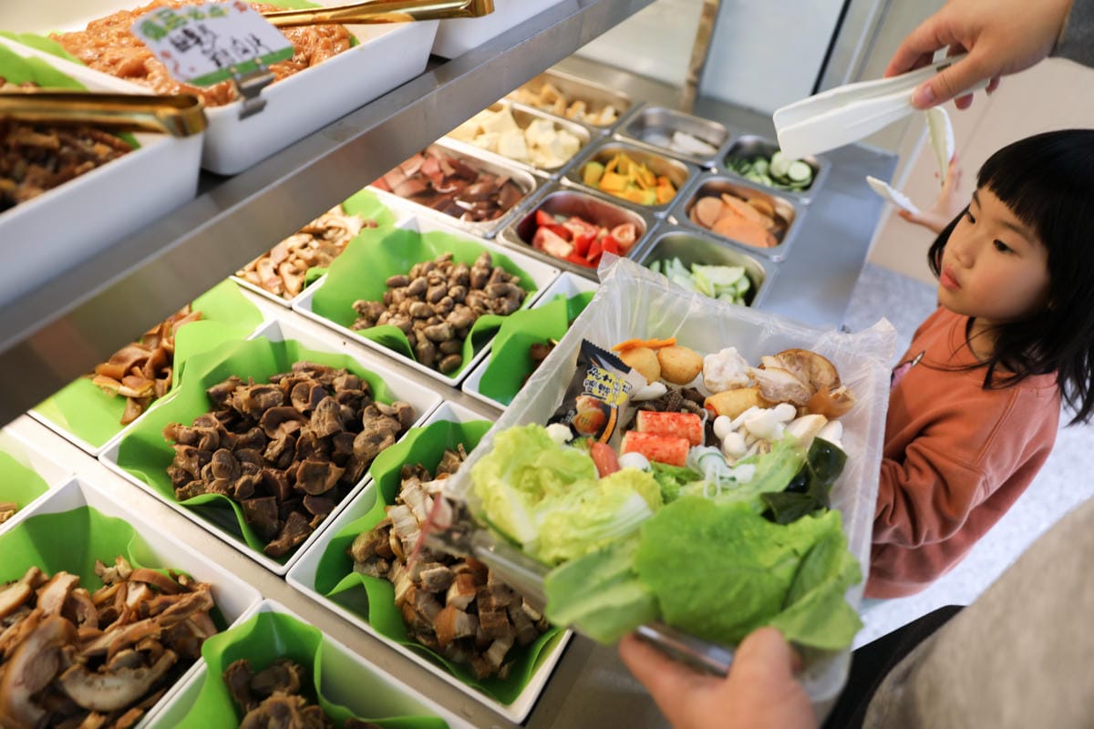 台北麻辣燙推薦! 小谷姐姐 麻辣拌・麻辣燙・鐵板香鍋 自由選菜.白飯免費續 小資族的最愛!