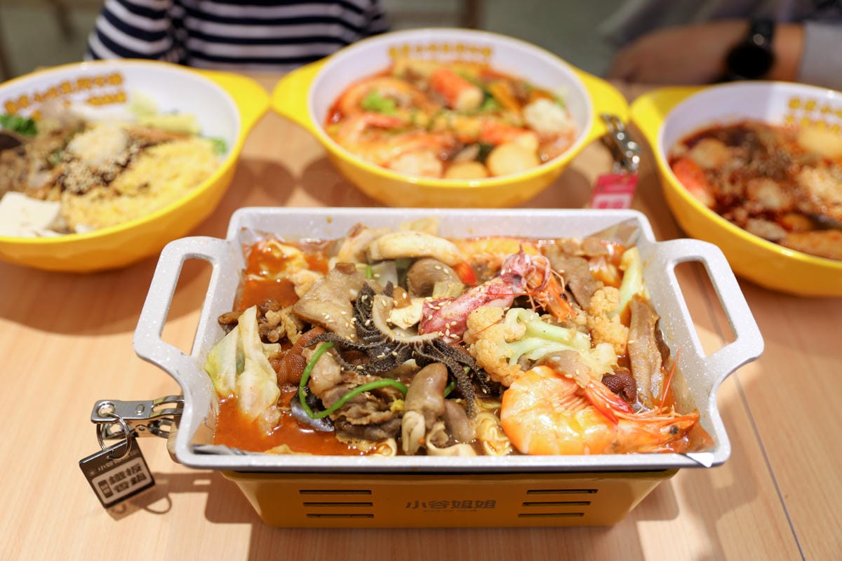 台北麻辣燙推薦! 小谷姐姐 麻辣拌・麻辣燙・鐵板香鍋 自由選菜.白飯免費續 小資族的最愛!