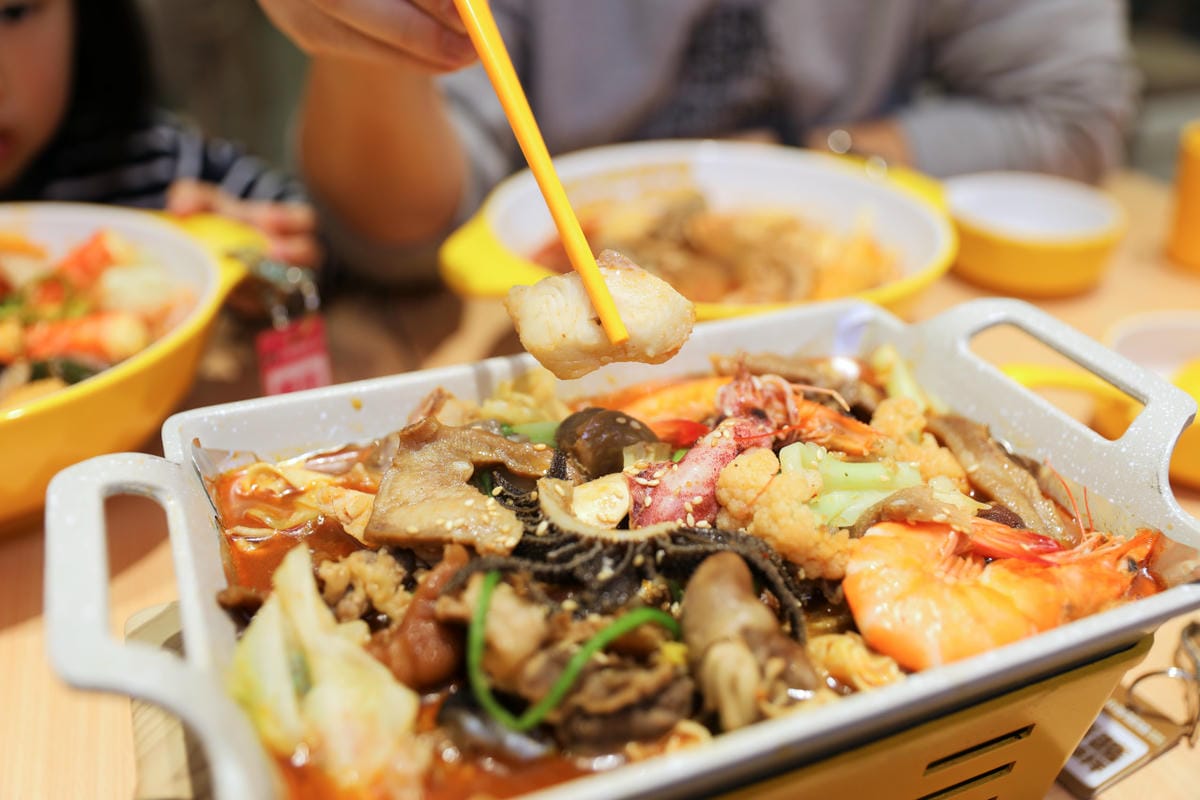 台北麻辣燙推薦! 小谷姐姐 麻辣拌・麻辣燙・鐵板香鍋 自由選菜.白飯免費續 小資族的最愛!