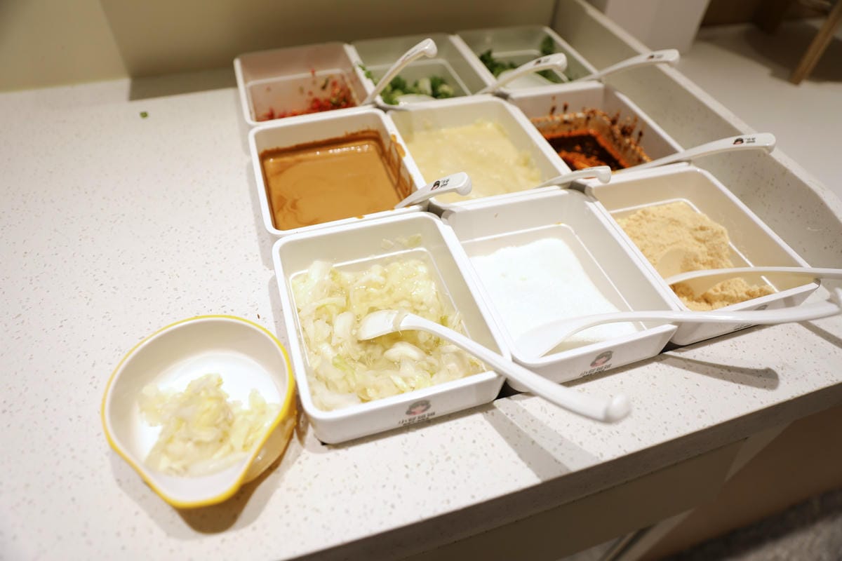 台北麻辣燙推薦! 小谷姐姐 麻辣拌・麻辣燙・鐵板香鍋 自由選菜.白飯免費續 小資族的最愛!