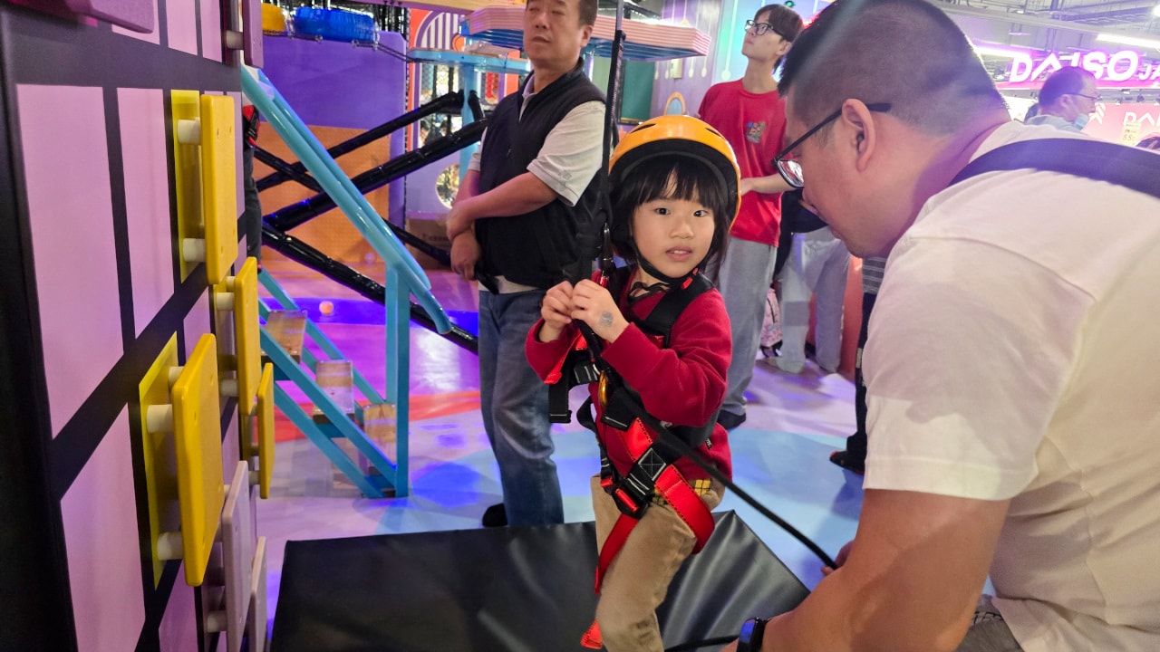 台南最新兒童室內遊樂園推薦! 新光三越小西門B2 追風奇幻島 怪獸發電廠 挑戰性十足的高空繩索+攀岩 親子票一大一小199超划算