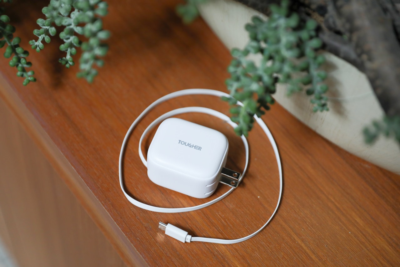 TOUGHER Gan 35W伸縮線電源供應器 自帶隱藏式 Type-C 伸縮拉線 輕巧便攜,旅用充電器推薦!