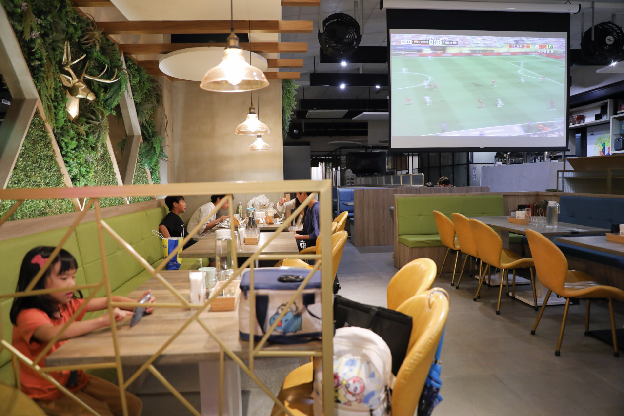內湖聚餐推薦! 漫時生活 Leisure time 港墘站百坪質感咖啡廳! 義大利麵、手工披薩與手作甜點,平日不限時的晚餐放鬆好去處