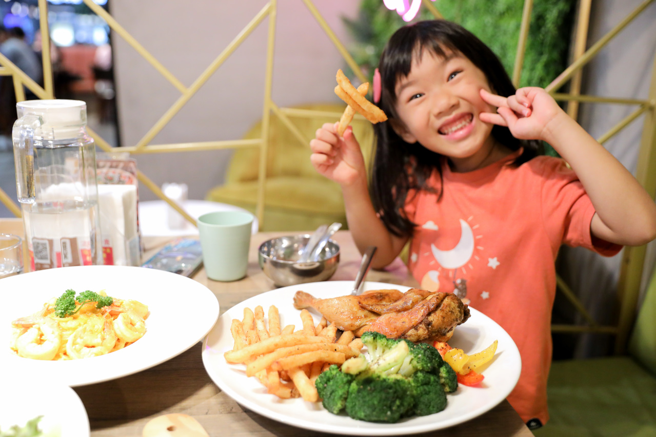 內湖聚餐推薦! 漫時生活 Leisure time 港墘站百坪質感咖啡廳! 義大利麵、手工披薩與手作甜點,平日不限時的晚餐放鬆好去處
