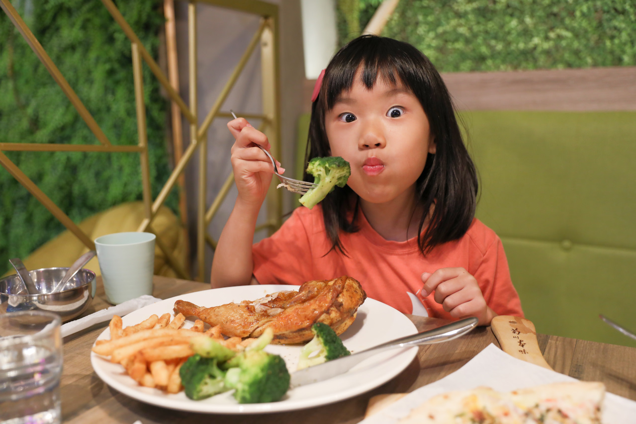 內湖聚餐推薦! 漫時生活 Leisure time 港墘站百坪質感咖啡廳! 義大利麵、手工披薩與手作甜點,平日不限時的晚餐放鬆好去處