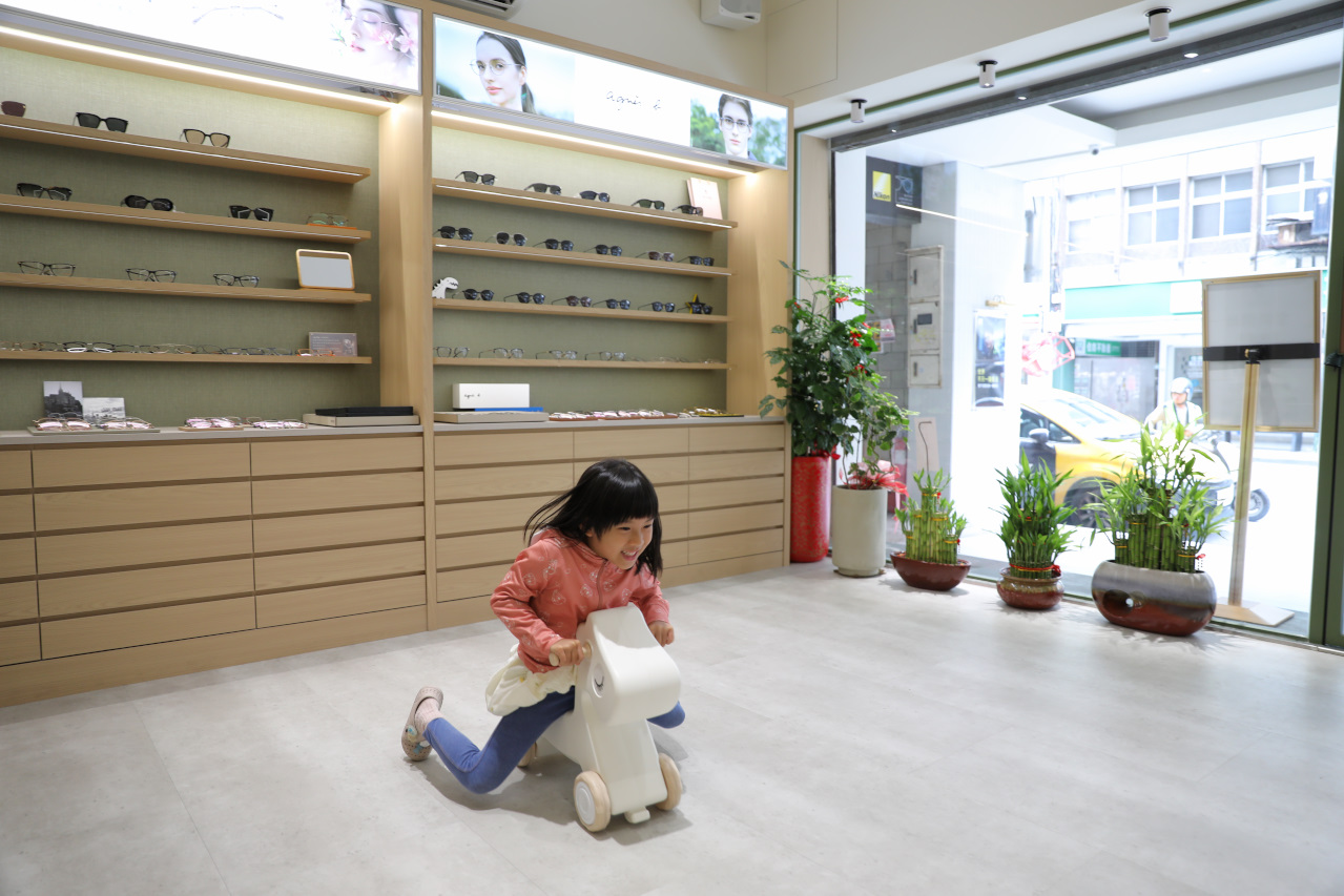 台北士林眼鏡店推薦!柚比眼鏡 質感空間與親子友善眼鏡行,兒童鏡框挑選心得 - 第28張圖 台北士林眼鏡店推薦!柚比眼鏡 質感空間與親子友善眼鏡行,兒童鏡框挑選心得
